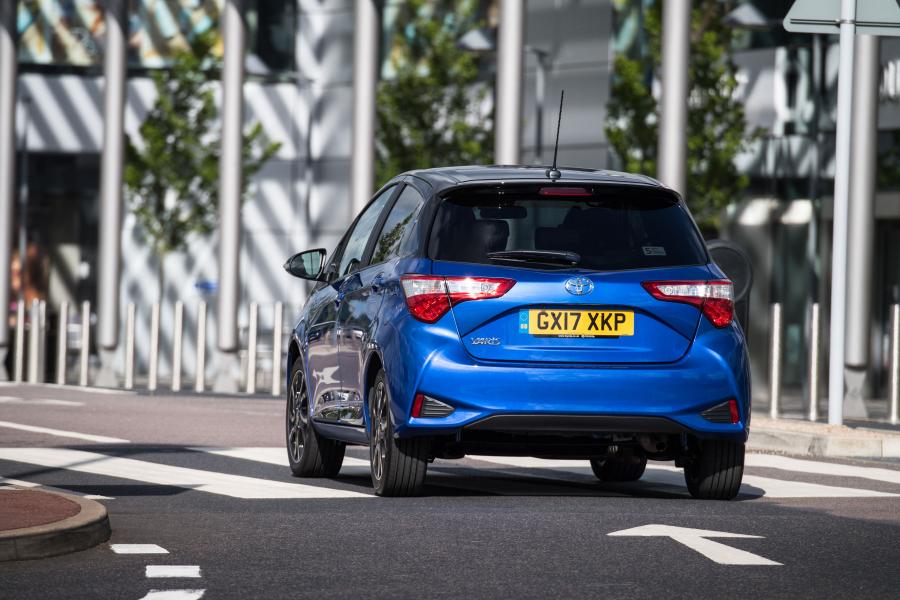 Toyota Yaris Bi-Tone 2017 года  (UK) (фото 31 из 40)